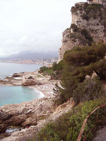 La spiaggia dei Balzi Rossi a Ventimiglia